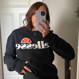Ellesse tröja - Står storlek 8 men passar bra på mig som är S/M. Sitter kvar ifall man viken in den där nere💕👌🏼