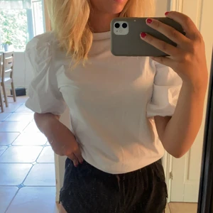 Topp - Vit tröja med puffärmar. Superfin bara använd 1 gång. Den är ifrån hm och är i storlek S. 80kr + frakt