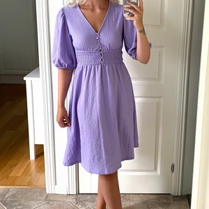 Somrig lila klänning  - Säljer min fina klänning från Monki, då den inte kommer till användning. Har endast använt den ca 2-3 gånger och därför är klänningen i nyskick. Den går ner till knäna på mig, jag är 1.72 cm 💕