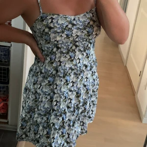 Klänning. Passar Xs,S och M - JÄTTEFIN och skön sommarklänning, perfekt längd. Använder inte så ofta, använd kanske 4 gånger. Frakt ingår inte