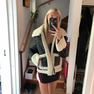 jacka - storlek 36, sitter lite oversized på mig som brukar ha 34! säljer endast till rätt pris