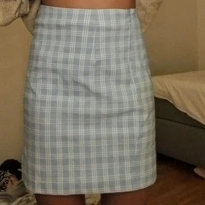 Ljus blå kjol ✨💙🤍 - En ljus blå kjol jätte fin har aldrig använt den kostade 119 i affären men jag säljer den för 50 storlek M 💙🤍✨💅🏻