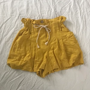 Linneshorts - Shorts i storlek S från Bershka. Mjuka för att vara i linne! 