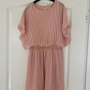 Rosa klänning - En söt rosa plisserad fest klänning 🌸