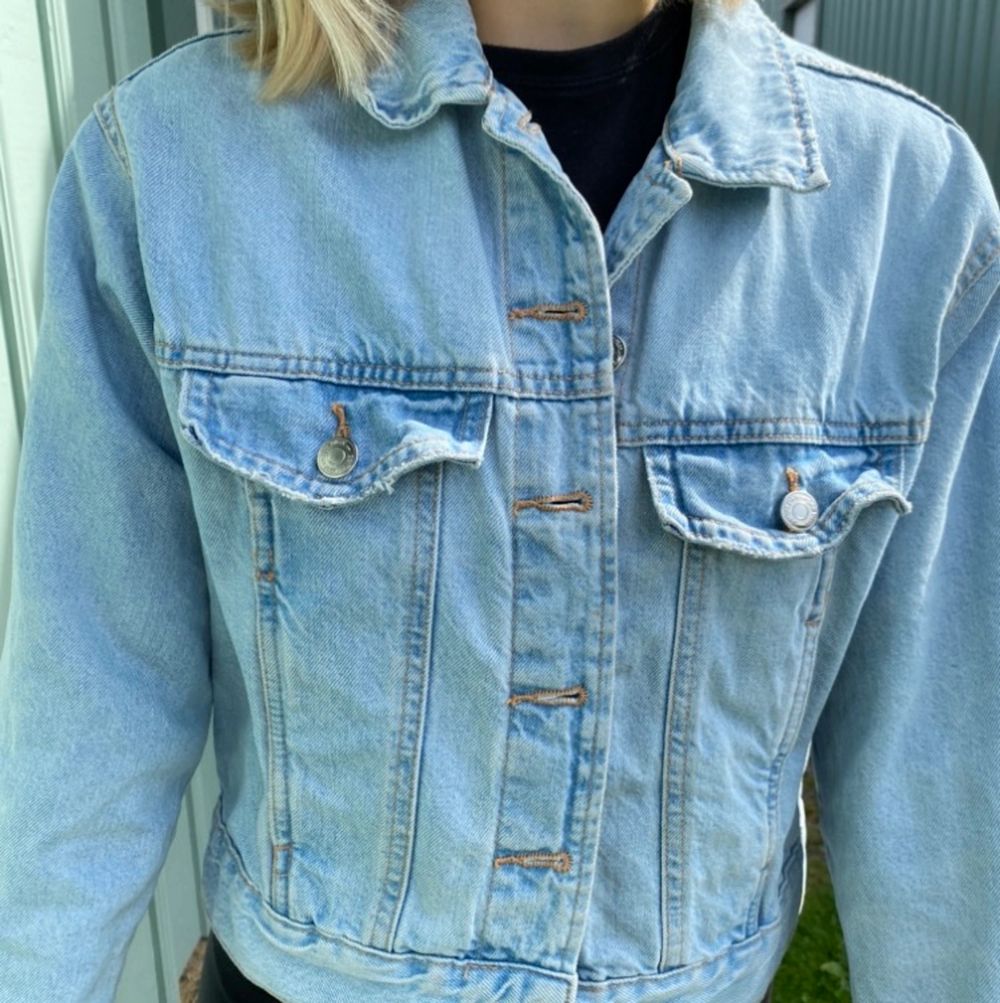Jag säljer en jeansjacka från Gina Tricot i storlek S. Jag köpte den förra året, men har knappt använt den då jag har ytterligare en jeansjacka. Den har två innerfickor, men även ytterfickor:) Inköpspriset var 500kr, men jag säljer den för 199 exklusive frakt.. Jackor.