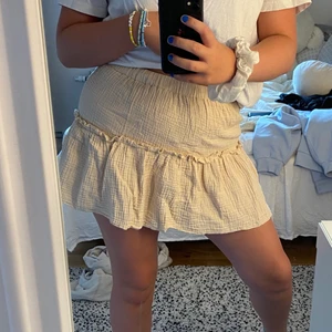 Beige kjol - Jag säljer denna fina kjol då den är lite förliten för mig, den är  aldrig använd och i bra skick. 