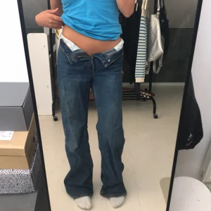 Coola jeans - Coola jeans från Monki. De är lite smått slitna längst ned, men det är inget man tänker på. Jag gillar att bära de som på bilderna, men de går också att knäppa i midjan. Fraktar eller möts upp! Kontakta mig gärna vid frågor🤠