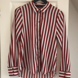 Festlig, rödvit-randig skjorta  - Skjorta från Vero Moda för alla hipsters där ute 