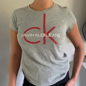 Calvin Klein t-shirt  - På bilden är tröjan skrynklig men utöver det så har den en fin passform, använt 1 gång. 