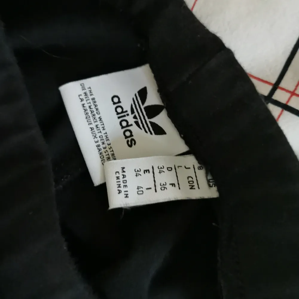 Ett par tights från Adidas i strl 34/xs. Används sällan och rensar min garderob, säljer för 120kr. . Jeans & Byxor.