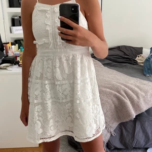 Vit klänning  - Säljer denna superfina klänning från märket Bardot. Använd fåtal gånger och är i bra skick. Den är ganska kort på mig som är cirka 170 men sitter annars bra på mig som brukar bära storlek 36. Passar även storlek 34 och möjligtsvis 32 om man vill ha den aningen lösare. DM vid intresse!💕💕💕 (köpare står för frakt)
