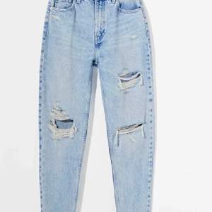 Säljer dessa snygga jeans pågrund av att de är förstora för mig, köpte de här på plick! köparen står för frakten! ( lånade bilder från förra säljaren ) 💗