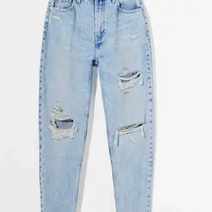 Säljer dessa snygga jeans pågrund av att de är förstora för mig, köpte de här på plick! köparen står för frakten! ( lånade bilder från förra säljaren ) 💗