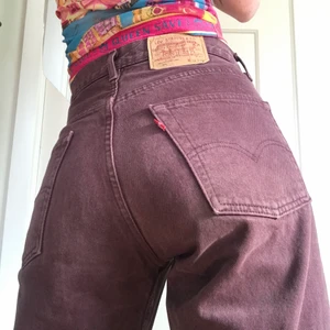 Vintage Levi’s - Högmidjade vintage Levis’s jeans. W32 L34. Jag har S och är 178 lång. Byxornas innebenslängd är 83. 🌀