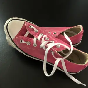 Ett par rosa låga converse i bra skick och storlek 37!! ⭐️⭐️ hör av er vid frågor 💓 ( knutna lite konstigt på bilden men går att fixa ) 