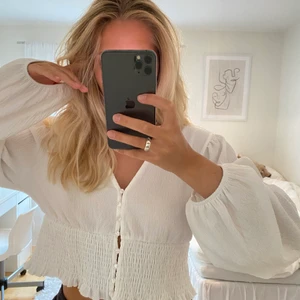 Vit blus från monki  - Säljer denna söta blus från monki i strl L då den är lite för stor för mig. Blusen är aldrig använd. Pris: 150 + frakt 💕🤍🌸💜