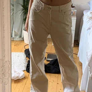 Beigea jeans från weekday - Storlek m-l passar de nog bäst på, lite stora för mig som är xs-s