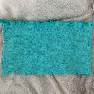 Crop top - FRAKTEN ÄR INKLUDERAD I PRISET!! En jättefin crop top som är så skön att ha över bikinin. Var förut en tröja men avklippt för länge sedan. När man har på den ser man inte så mycket den ojämna klippningen. Aldrig använd bara provat. Längd 19 cm🦋🐬⭐️