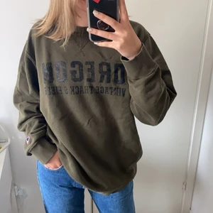 Sweatshirt  - Mörkgrön sweatshirt från Jack and Jones i bra skick, ej nopprig eller liknande. Snygga detaljer och snyggt oversized på mig som är storlek S. Priset är ex frakt☺️Kolla gärna mina andra annonser, rensar garderoben så mycket fint som ligger uppe!