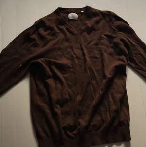 En brun mjuk sweater som man kan ha över en vit polo eller bara ha den som den är, den är super snygg men kommer inte till användning 
