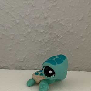 Little Pet shop  - Jag säljer just nu mina gamla ”Little Pet shop”, eftersom dessa figurerar inte går att få tag på i butik så har de fått ett stort värde på sig. Vissa e dyrare än andra då de är Rare, vilket innebär att de finns få av dessa å då höjer deras värde! 