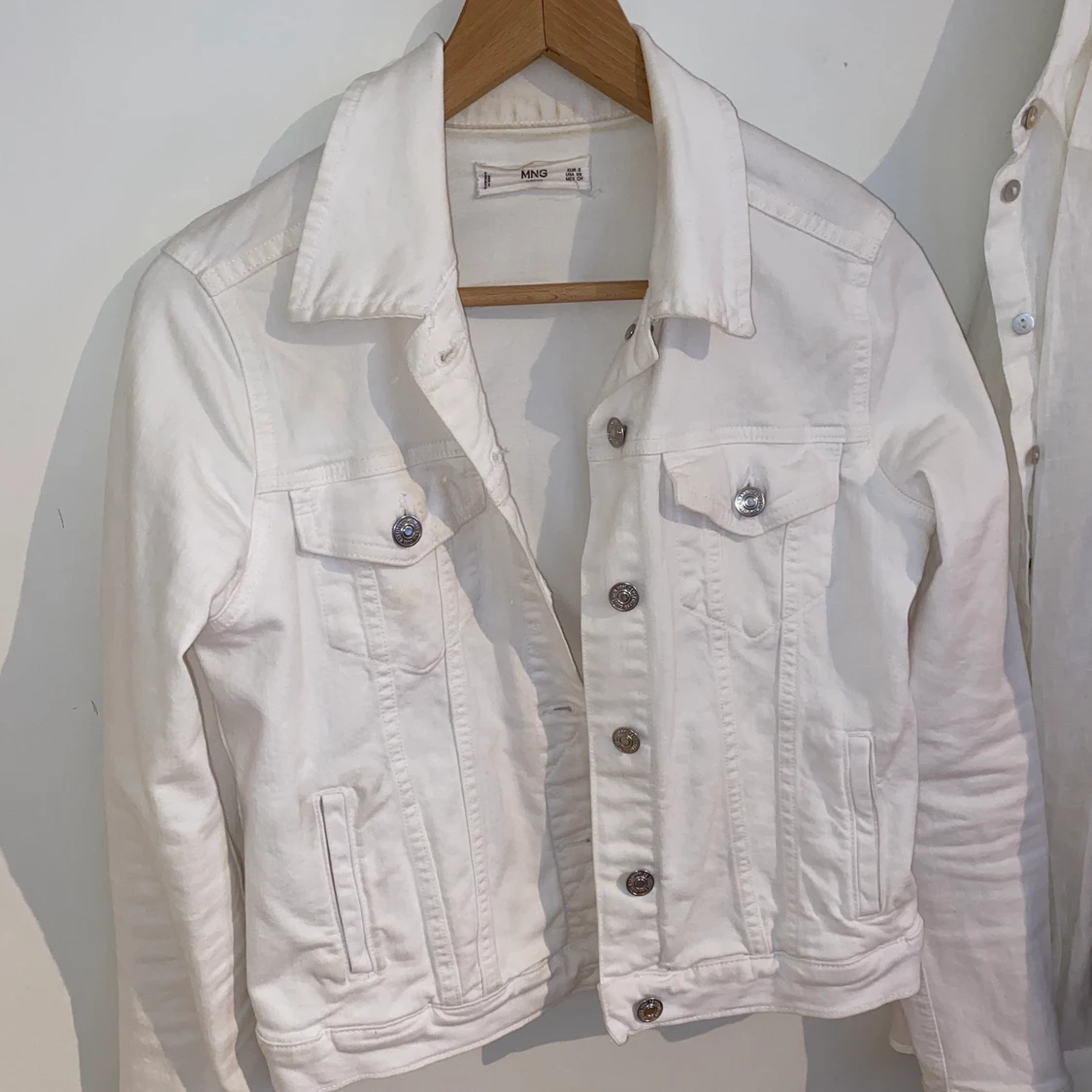 Vit jeansjacka, Mango