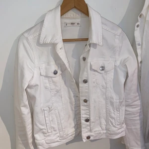 Vit jeansjacka, Mango - Jättefin vit jeansjacka från Mango, endast lite fläckig vid ”kragen” men inget som syns utifrån och den är tvättad, bara använd ett fåtal gånger så den är i princip som ny:)