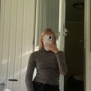 Gina top - Topp från Gina med Fendi mönster