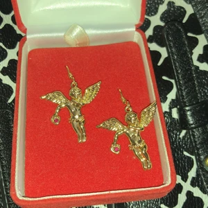 Örhänge från guldfynd  - Äkta guld örhängen från guldfynd, jättesöta ❤️ vet inte nypris då jag fått dem i julklapp för några år sedan men aldrig använt dem så dem har bara legat i lådan dem kom i, det är äkta guld så antar att dem var ganska dyra men jag tänkte sälja dem för 50kr + frakt ❤️