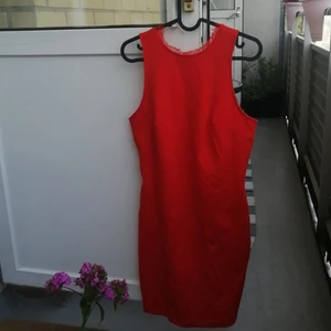 Klänning  - Köpte denna klänning för 1 år sedan från H&M, men den var för stor. Köpte den för 600 kr och vill sälja med 300 kr. Den här Kvaliteten på tyget är tung och underbar, och kroppen är underbart visad. 