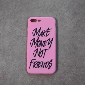 iPhone skal i rosa silikon med texten ”Make Money Not Friends”! Skriv för att se om din storlek finns i lager💕