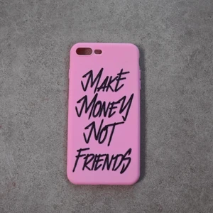 Text iPhone Skal - iPhone skal i rosa silikon med texten ”Make Money Not Friends”! Skriv för att se om din storlek finns i lager💕