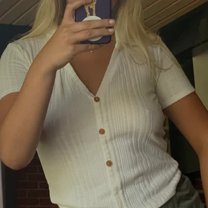 Vit topp  - Skön vit topp med knappar 