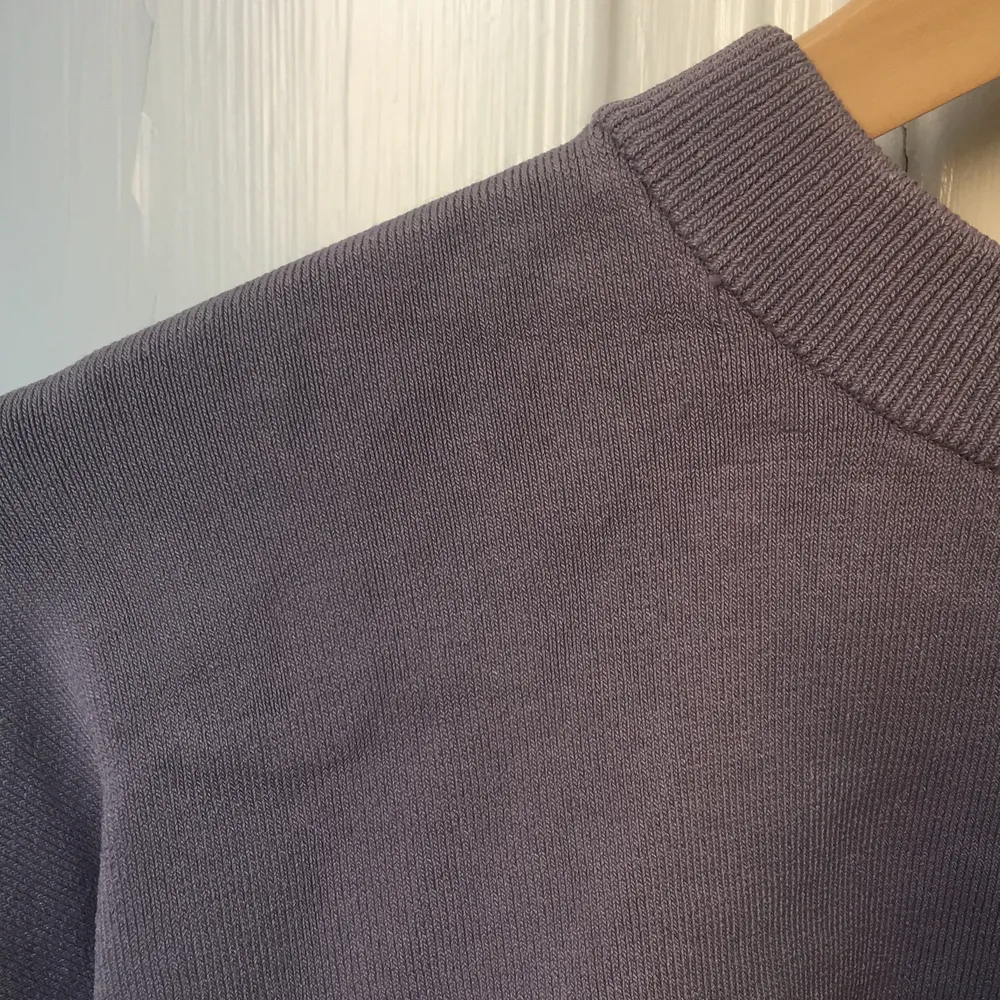 Grålila tröja från weekday i najs material! Den är typ lite ”tung” i materialet eller vad man ska säga vilket gör att den får väldigt snygg passform!! (Färgen är som på första bilden där den ligger rakt i dagsljus). Tröjor & Koftor.