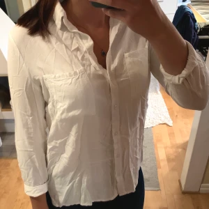 Vit skjorta från H&M - Fräsch vit skjorta ( i behov av strykning ) men i superfint skick från H&M i str 36. Kan hämtas, mötas upp om i närheten eller levereras, men köparen står för frakt. 