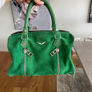 Zadig väska - Säljer min Zadig väska som är sparsamt använd, storleken går att ändra med hjälp av dragkedjorna! Långt band ingår! Går att köpa direkt för 1500kr originalpris 5000kr