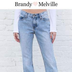 Ett par blå jeans från Brandy Melville i stl S men passar även M! Dessa jeans är helt oanvända med prislapp kvar eftersom att de är för stora för mig som är 150 cm. Kontakta mig om ni har några frågor angående pris eller storlek👍 Ordinarie pris: 400kr! Tar dessa för 200 kr + 45 kr frakt