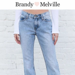 Quinn jeans - Ett par blå jeans från Brandy Melville i stl S men passar även M! Dessa jeans är helt oanvända med prislapp kvar eftersom att de är för stora för mig som är 150 cm. Kontakta mig om ni har några frågor angående pris eller storlek👍 Ordinarie pris: 400kr! Tar dessa för 200 kr + 45 kr frakt
