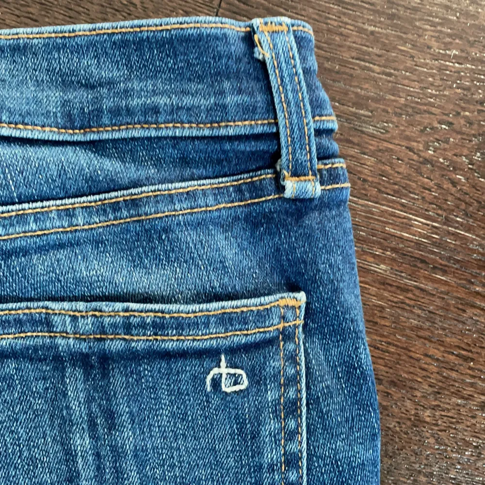 Superfina rag and bone jeans i färgen BAILY. Modellen är croppad och lite flare. Superfina och jättebra skick då det inte är använda supermycket. Köpta för 1000 kr men säljer de då jag inte får så mycket användning för dem🌸🌸💞💞. Jeans & Byxor.