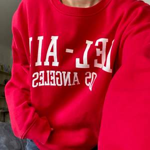 Säljer min röda oversised sweatshirt. Slutsåld på hemsidan! Skriv ifall de e några frågor eller vill ha fler bilder<3