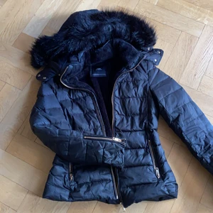 Zara. Vinterjacka storlek cs - Snygg vinterjacka feån Zara i storlek xs. 