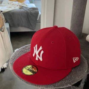 Fitted cap röd - Säljer min fitted cap! 300kr eller bud vid högt tryck! Inget fel på den! Aldrig använd! Pris kan diskuteras vid snabbare affär möjligen den är 58cm! Hör av er för fler bilder!‼️‼️ fixar ett rimligt frakt pris vid intresse