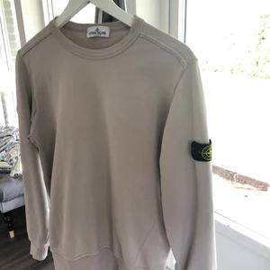 Stone island crewneck - Säljer min Stone island crewneck i väldigt bra skick. Inköpt på NK för 1500kr.                                                     