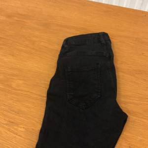 2-pack svarta skinny jeans, bild nr 1: Gina tricot i storlek S. Bild nr 2: Lager 157 i storlek S. Båda jeansen är i bra skick