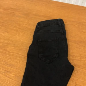 2-pack svarta skinny jeans - 2-pack svarta skinny jeans, bild nr 1: Gina tricot i storlek S. Bild nr 2: Lager 157 i storlek S. Båda jeansen är i bra skick