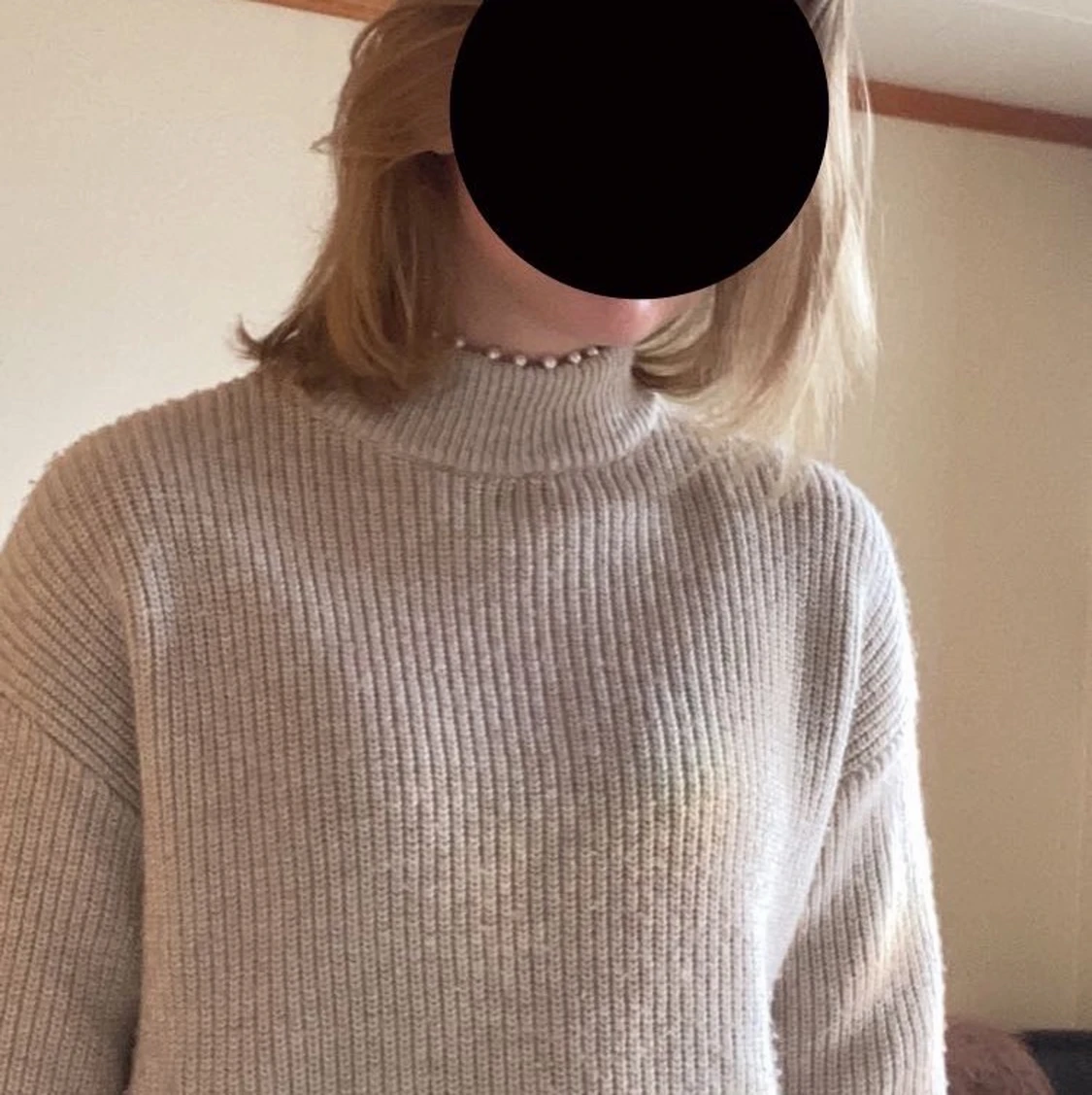 Stickad tröja med pärlor 