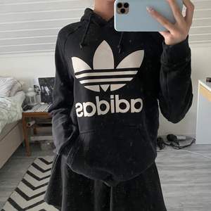 Säljer en svart Adidas hoodie i storlek S. Frakt kostar 79kr, hör av er ifall ni är intresserade🥰