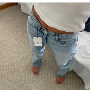 Zara jeans - Säljer dessa superfina zara jeans, fast vita💕(se sista bild) aldrig använda utan endast testade så i ny skick💕säljer pga att jag inte hann skicka tillbaka de t butiken och de kommer inte till användning 