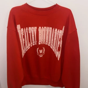 Sweatshirt  - Säljer min röda sweatshirt som är lite vintage stil :)) knappt använd 