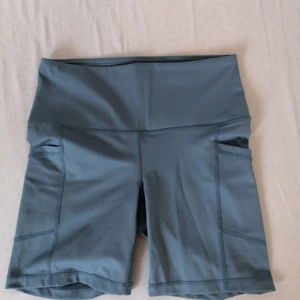 Blå biking shorts - Storlek S, Har 3 fickor. 